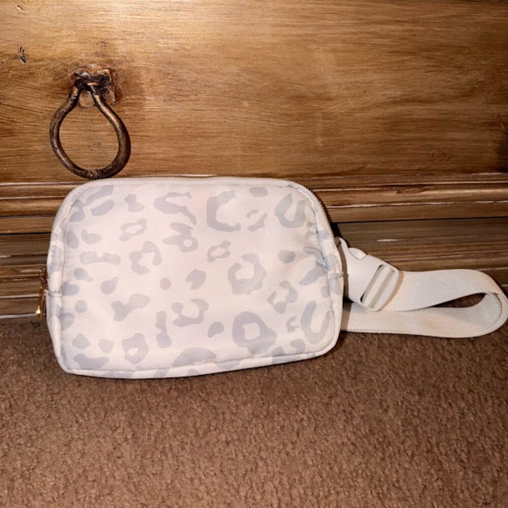 GUC White Leopard Print Belt Bag~ Unbranded~ Gold Hardware (D26)